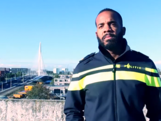 Politieagent Dwight doet Spoken Word 'Samen Tegen Etnisch Profileren'