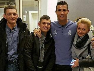 VIDEO: Cristiano Ronaldo herenigd met tiener die hij uit coma hielp