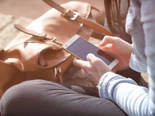 Diek je wel eens stiekem op andermans telefoon? Met deze app ben je zo exposed!