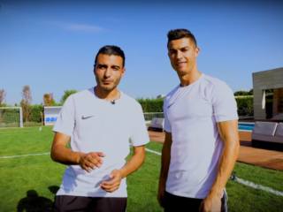 Touzani gaat langs bij Cristiano Ronaldo thuis en doet challenges met hem