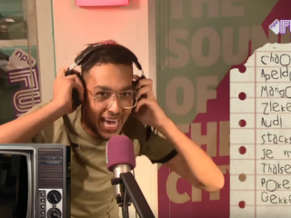Dani doet gekke freestyle met random woorden van FunX-luisteraars