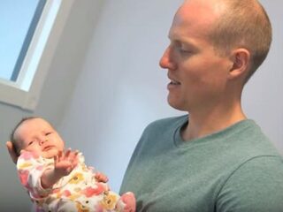 VIDEO: Agent adopteert pasgeboren baby van dakloze, drugsverslaafde moeder
