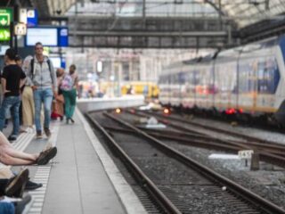 NS voert vanaf vandaag achteraf betalen in voor gehele OV