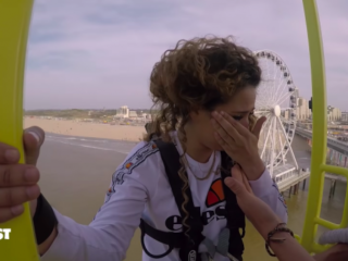 Huilende Ouassima probeert angst samen met Lena te overwinnen