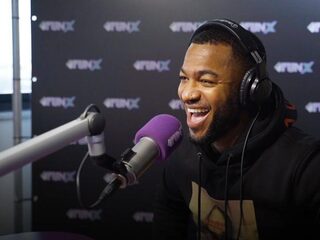 Jayh wordt verrast door zoontje tijdens karaokespel