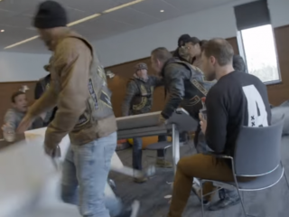 Ali B, Najib, Roué en Martijn schijten in hun broek door motorbende