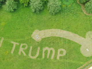 Bedrijf maait bijzonder bericht voor Trump in gras bij vliegveld