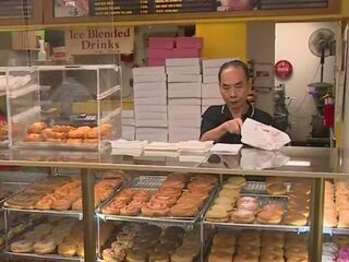 Klanten helpen donutverkoper snel uit te verkopen zodat hij naar zieke vrouw kan