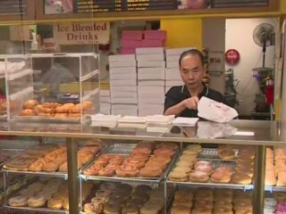 Klanten helpen donutverkoper snel uit te verkopen zodat hij naar zieke vrouw kan