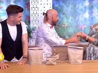 PIJNLIJK: Presentatrice schreeuwt het uit na mislukte goocheltruc