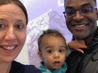 Witte moeder met biraciaal zoontje voor schut gezet door vliegmaatschappij