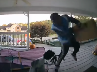 Pakketjesbezorger schrikt zich rot bij Halloween-huis