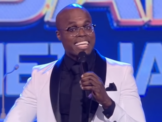 Jandino ontvangt doodsbedreigingen na grappen over Johan Derksen