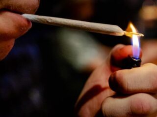 Drugsgebruik op straat is in steeds meer gemeenten verboden