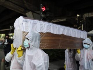 In Indonesië kan je je coronaboete omruilen voor een minuut in een doodskist