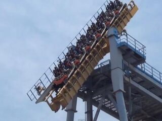 Kantelende achtbaan blijft hangen op allerengste moment