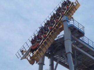 Kantelende achtbaan blijft hangen op allerengste moment