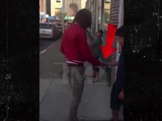VIDEO: Fetty Wap deelt geld uit aan kinderen op straat