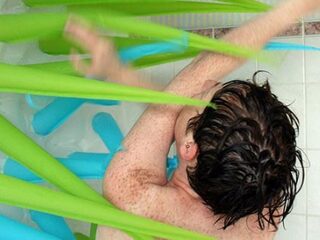 Dit stekelige douchegordijn schopt je na vier minuten de douche uit