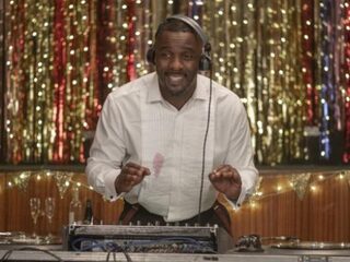 Idris Elba speelt een struggelende dj/oppas in nieuwe Netflixserie 'Turn Up Charlie'