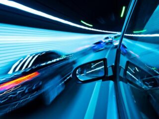 Politie pakt straatracer die 100 km/u te hard rijdt met kinderen in de auto