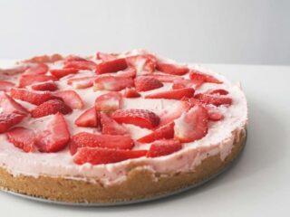 VIDEO: Aardbeien-ijstaart