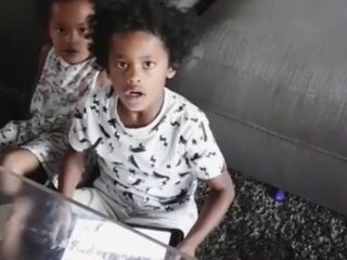 VIDEO: Jandino betrapt zijn kinderen opnieuw op heterdaad