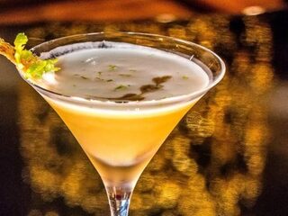 Man drinkt eigen urine en voelt zich daardoor gezonder, gelukkiger en intelligenter