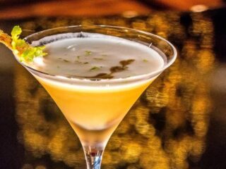 Man drinkt eigen urine en voelt zich daardoor gezonder, gelukkiger en intelligenter