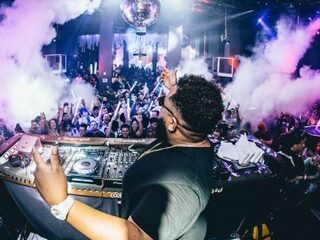 Nick hoort na avondje stappen dagelijks treinen van spoor wisselen in zijn oor