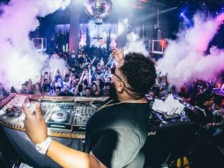 Nick hoort na avondje stappen dagelijks treinen van spoor wisselen in zijn oor