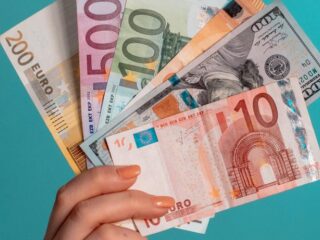 'Werknemers goedlopende winkels moeten meer loon krijgen'