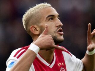 Hakim Ziyech geeft Gouden Schoen aan sterke moeder
