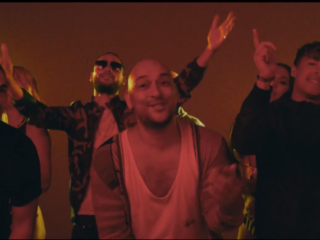 Zomerse vibes in clip 'C'est La Vie' van The Partysquad met Josylvio, Bizzey, Hansie & Broertje