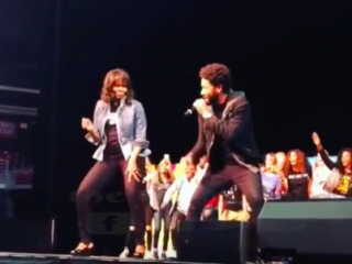 Michelle Obama gaat los on stage met Jussie Smollet