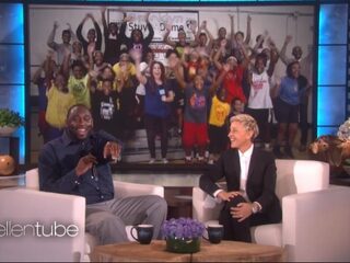 Ellen Degeneres verrast basketbalcoach met 20.000 dollar