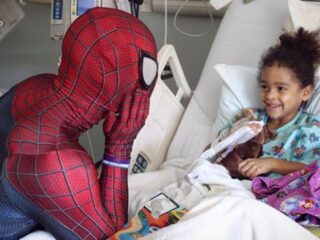 Deze inspirerende Spiderman heeft meer dan tienduizend zieke kinderen opgevrolijkt