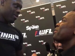 VIDEO: Manhoef gaat op een stoel staan tijdens staredown met Bonjasky