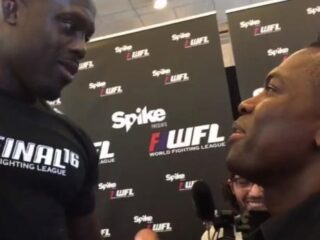 VIDEO: Manhoef gaat op een stoel staan tijdens staredown met Bonjasky
