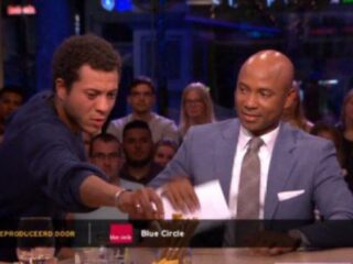 Jongen uit Late Night-publiek pakt kaasstengel van Humberto's tafel