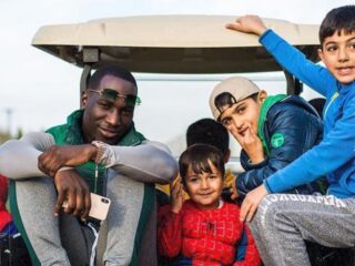 Bizzey, Frenna en Ramiks feesten met kinderen in asielzoekerscentrum