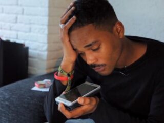 Docu: hoe FunX-reporter Jeansen achtervolgd wordt door verleden als ex-bendelid van The Bloods