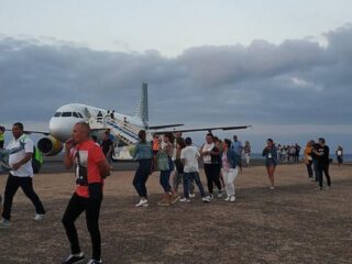 Vliegtuig Fuerteventura geëvacueerd na 'grap' van 11-jarige jongen over bom