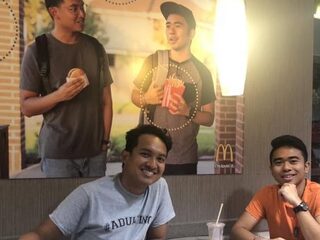 Studenten hangen stiekem eigen foto op in McDonald's