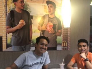 Studenten hangen stiekem eigen foto op in McDonald's