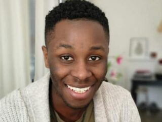 Farach (26) werkt bij Kindertelefoon om jongeren te helpen met hun problemen