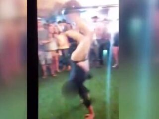 Agent schiet man neer na salto op de dansvloer