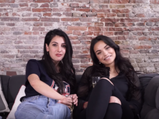 FOTO: Monica Geuze en Anna Nooshin zoenend op cover tijdschrift