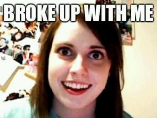 Jaloerse vrouw speelt politieagent om dates van ex-vriend te voorkomen