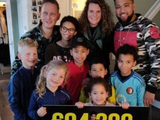 Papa Jay ontvangt cheque van bijna een ton